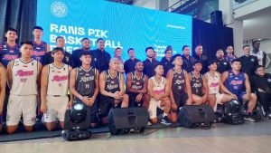 Para Pemain Memamerkan 3 Jersey Baru RANS PIK Basketball untuk Tahun 2023. Bersama dengan Owner, Presiden dan Semua Staff dari RANS PIK di Kawasan Pluit, Jakarta Utara, Selasa (10/1/2023).