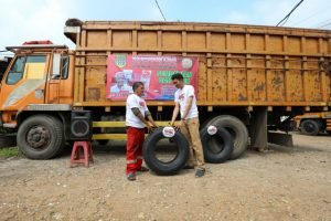 Beri Bantuan Ban, KST Dukung Ganjar Gencarkan Sosialisasi Keselamatan Berkendara bagi Sopir di Bogor