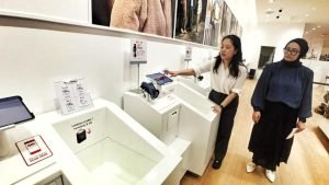 Fasilitas self checkout di gerai ke-67 UNIQLO La Piazza, Kelapa Gading memudahkan konsumen melakukan pembayaran sendiri.(RedI)