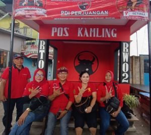 Setiana dan tim "Sahabat Septiana"menggelar "Tebus Beras Murah" berisi beras 3 Kilogram kepada warga di 5 RW, Pegangsaan, Kelapa Gading, Jakarta Utara.(RedI) 