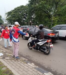 Jakarta Motofest 2024 juga membagian Takjil kepada pengendara yang melintasi arena penyelenggaraan. 