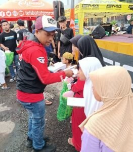 Adi Pro sedang membagikan donasi kepada warga.(RedI) 