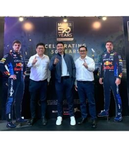 Chicco Jerikho, aktor terkenal dan penggemar otomotif, sebagai brand ambassador untuk Mobil™ Lubricants Indonesia bersama manajemen Mobil™ Lubricants Indonesia.(Istimewa) 