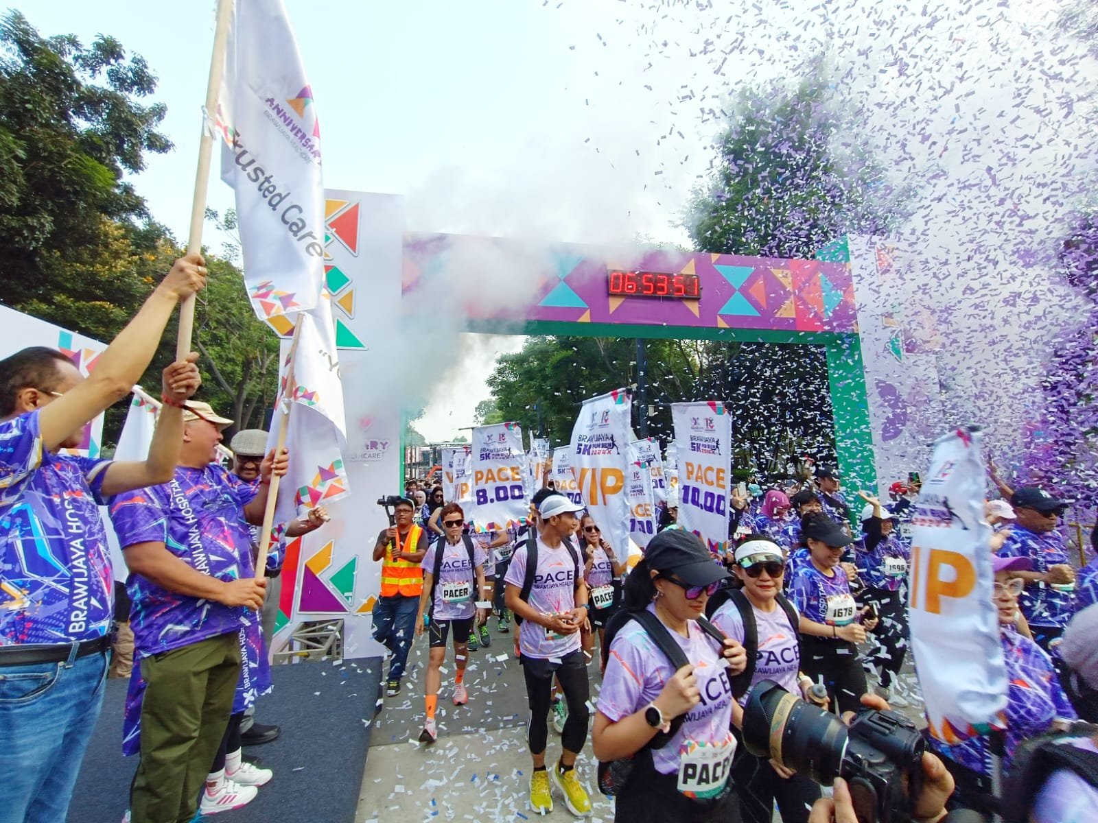 Amira Ganis, Presiden Direktur dan beserta manajemen Brawijaya Healthcare, melepas 3000 lebih perserta Fun Run 5K dari Plaza Sudirman Gelora Bung Karno, Jakarta(22/9/2024). (RedI)