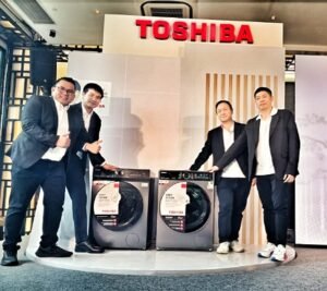 Ki-ka : Arman Zendrato, Product Manager of Washing Machine TOSHIBA Lifestyle Indonesia, Toby Xiao, Lad Overseas ASEAN Sales Manager TOSHIBA,  Antonius Widjaja, Head of Product Division TOSHIBA Lifestyle Indonesia dan Eric Darudana Rhanuwijaya, Sales Head of Home Appliances TOSHIBA Lifestyle Indonesia.(RedI)